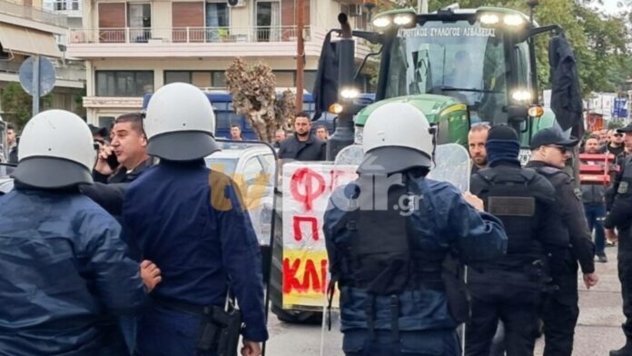 Σύγκρουση στη Λιβαδειά: Αγρότες περικύκλωσαν τον Κώστα Τσιάρα και αντιπαρατέθηκαν με αστυνομικούς