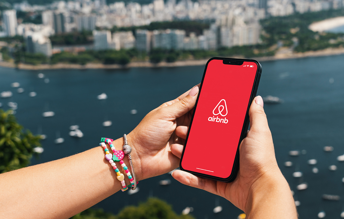 Airbnb στην Ελλάδα: Ρεκόρ σε καταλύματα και κλίνες – Αμετάβλητη η πληρότητα