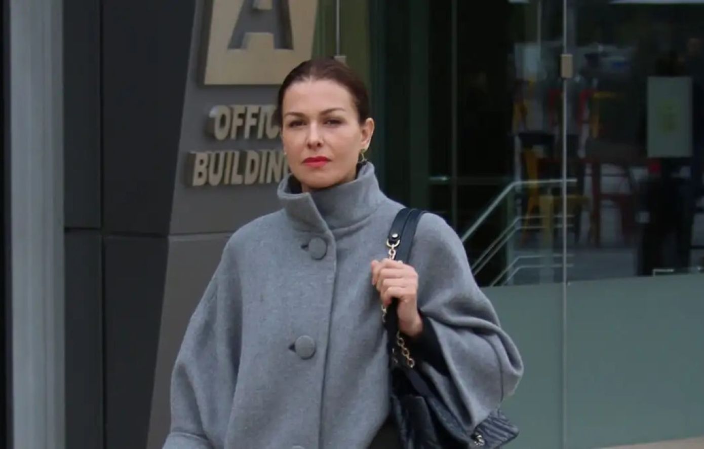 Η Τζίνα Αλιμόνου και ο σύντροφός της στο τμήμα για υπόθεση ενδοοικογενειακής βίας