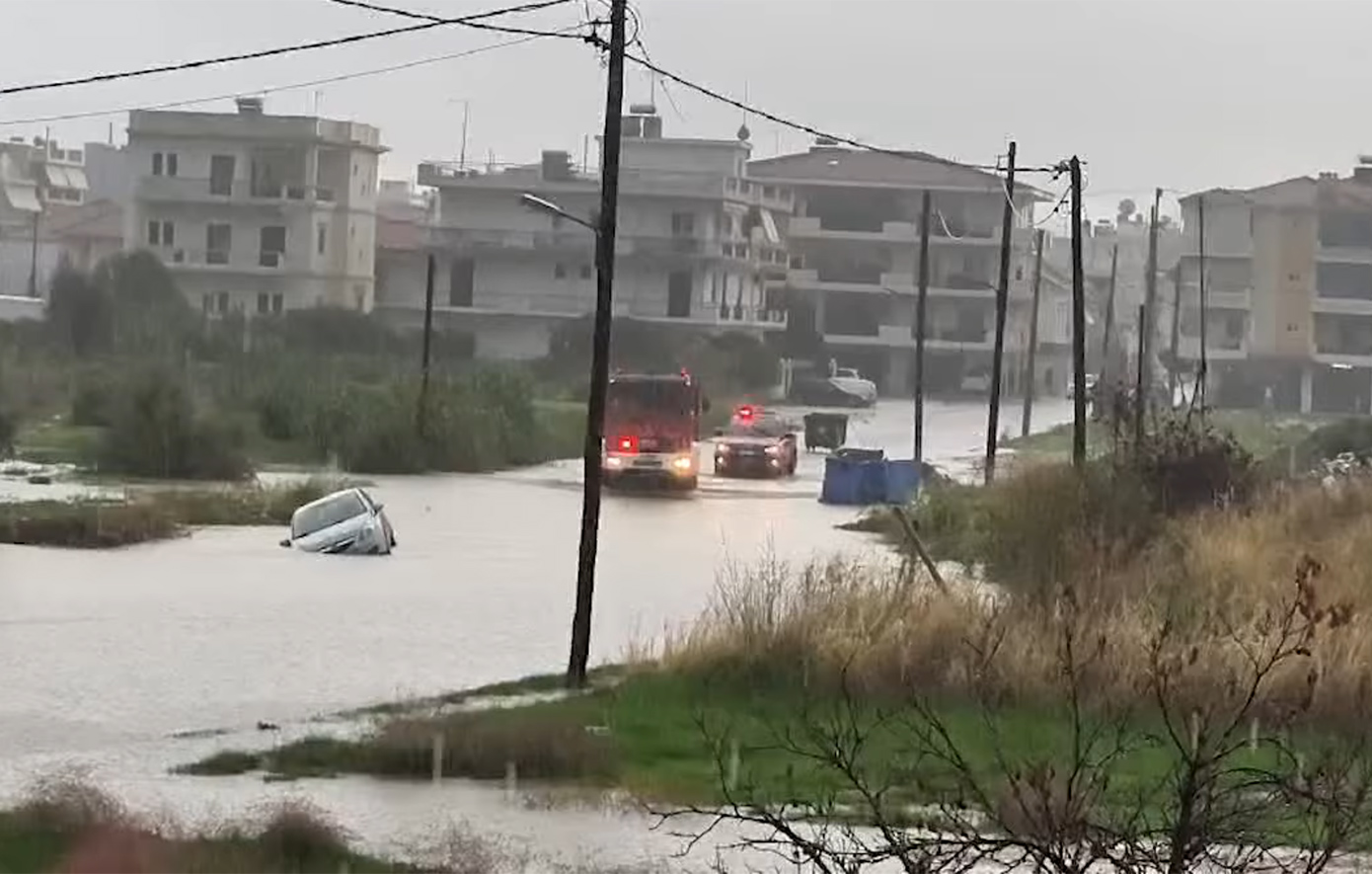 Σε χάος το Μεσολόγγι από τη σφοδρή κακοκαιρία – Ξυλοκόπησαν δημοτικό υπάλληλο που βρισκόταν «στην πρώτη γραμμή» αποκατάστασης