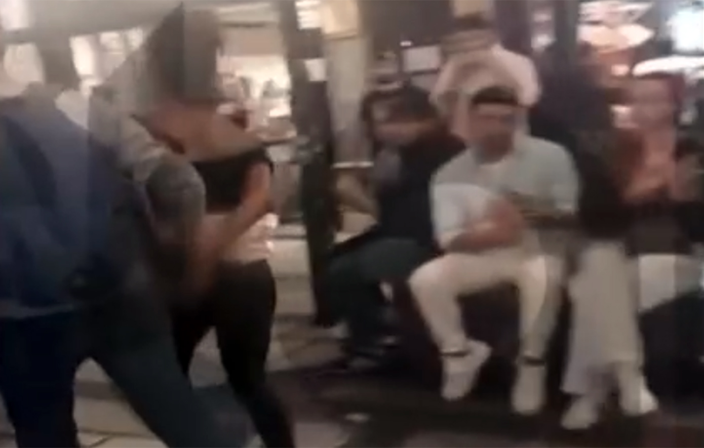 Καρέ καρέ η σύλληψη ανήλικης Ρομά που έκλεβε κινητά στην πλατεία Αγίας Ειρήνης