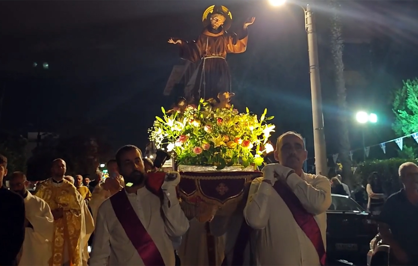 Τον «φτωχούλη του Θεού» τίμησαν στους Αγίους Αναργύρους οι Καθολικοί της Αθήνας