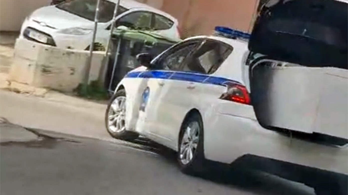 Περιπολικό μετέφερε ψυγείο στο πορτ μπαγκάζ – Το βίντεο στο TikTok και η ΕΔΕ από την ΕΛ.ΑΣ.