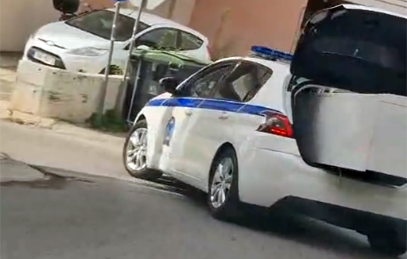 Περιπολικό μετέφερε ψυγείο στο πορτ μπαγκάζ – Το βίντεο στο TikTok και η ΕΔΕ από την ΕΛ.ΑΣ.