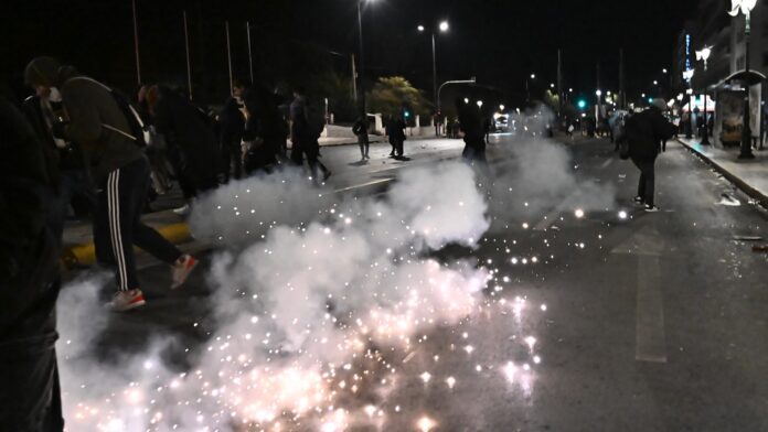 Συγκρούσεις στα Εξάρχεια: Κουκουλοφόροι επιτέθηκαν σε ΜΑΤ – Τέσσερις τραυματίες αστυνομικοί