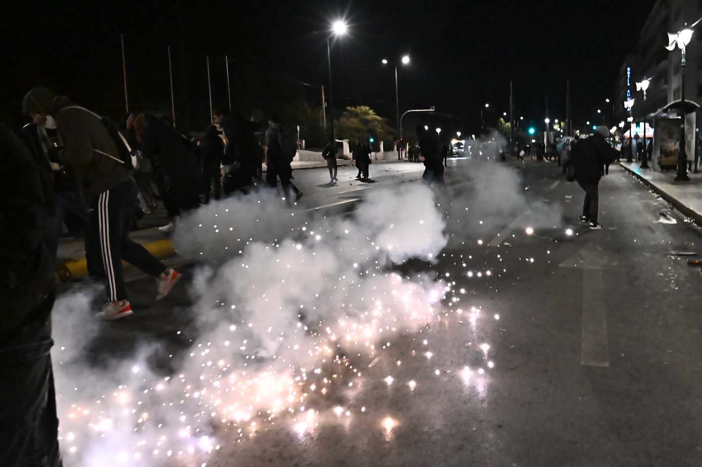 Συγκρούσεις στα Εξάρχεια: Κουκουλοφόροι επιτέθηκαν σε ΜΑΤ – Τέσσερις τραυματίες αστυνομικοί