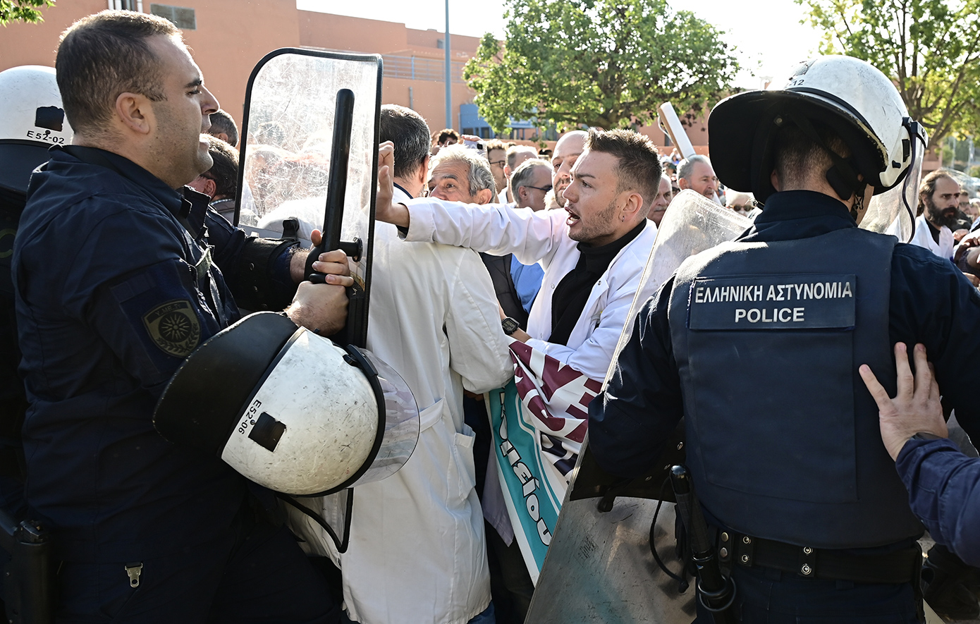 Ένταση στο νοσοκομείο «Αττικόν» λίγο πριν την επίσκεψη Μητσοτάκη-Γεωργιάδη – Δείτε φωτογραφίες