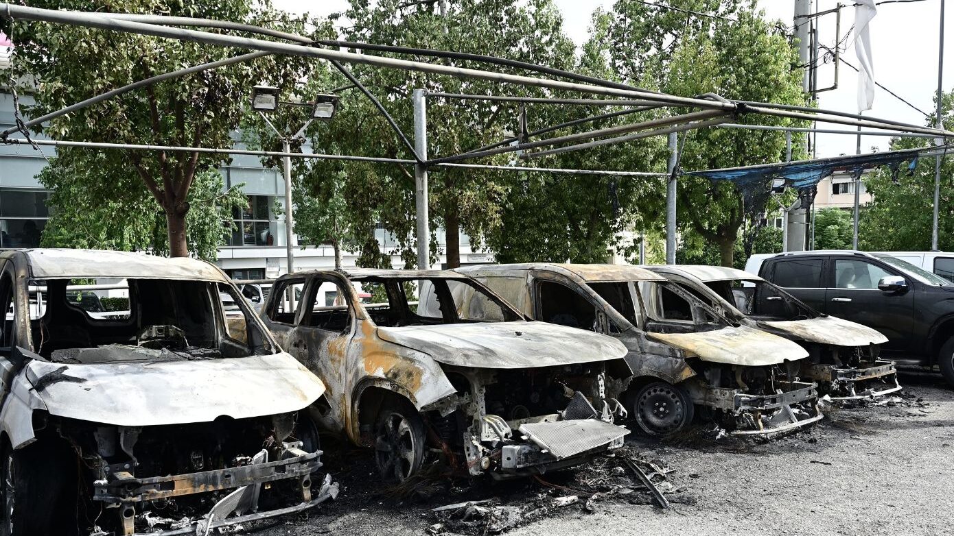 Πυρκαγιά από εμπρησμό σε έκθεση αυτοκινήτων στη Νέα Φιλαδέλφεια