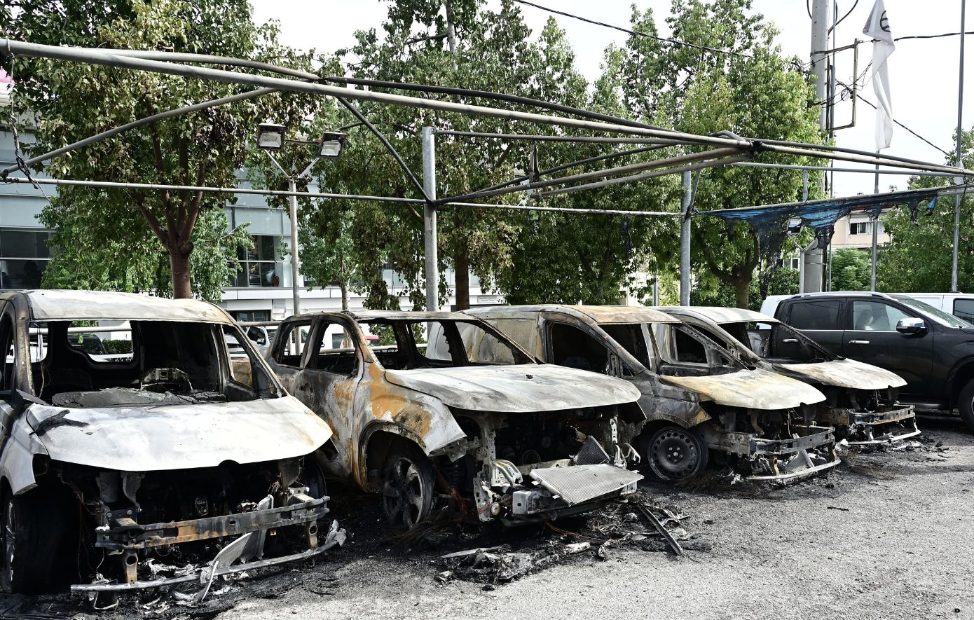 Πυρκαγιά από εμπρησμό σε έκθεση αυτοκινήτων στη Νέα Φιλαδέλφεια