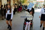 Η μικρή Αλεξία παρελαύνει έξι χρόνια μετά τον τραυματισμό της από αδέσποτη σφαίρα, προσφέροντας μάθημα θάρρους και αισιοδοξίας