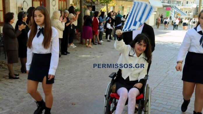 Η μικρή Αλεξία παρελαύνει έξι χρόνια μετά τον τραυματισμό της από αδέσποτη σφαίρα, προσφέροντας μάθημα θάρρους και αισιοδοξίας