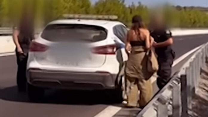 Αναστάτωση για τη μεταφορά της Δέσποινας Βανδή με περιπολικό λόγω βλάβης στο αυτοκίνητό της