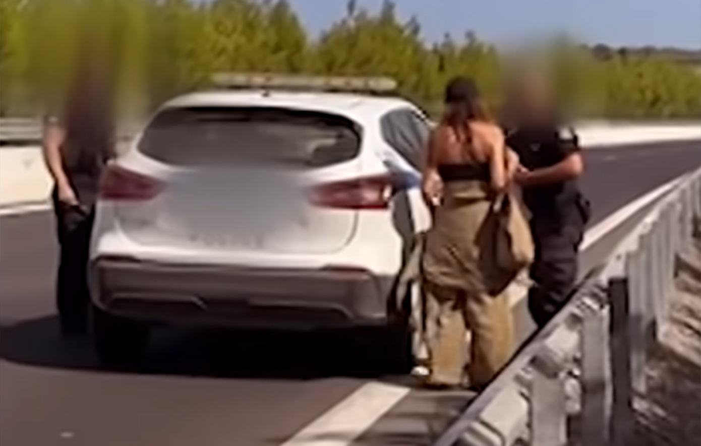 Αναστάτωση για τη μεταφορά της Δέσποινας Βανδή με περιπολικό λόγω βλάβης στο αυτοκίνητό της