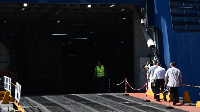 Έρευνα και προσωρινή απομάκρυνση του λιμενάρχη Χανίων μετά από βίαιο επεισόδιο σε γκαράζ πλοίου – «Αυτά είναι απαράδεκτα»