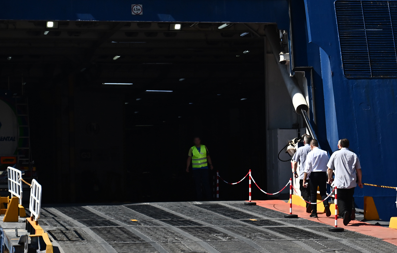 Έρευνα και προσωρινή απομάκρυνση του λιμενάρχη Χανίων μετά από βίαιο επεισόδιο σε γκαράζ πλοίου – «Αυτά είναι απαράδεκτα»