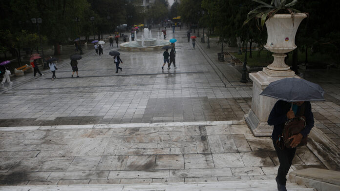 Κακοκαιρία εξπρές σχεδόν παντού – Βροχές από μεσημέρι στην Αττική, πιθανές καταιγίδες το απόγευμα