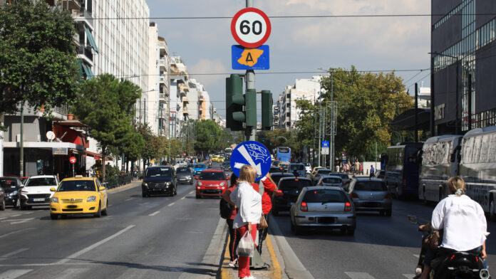 Ο Δακτύλιος επιστρέφει: Τι διαφοροποιείται από τη Δευτέρα στο κέντρο της Αθήνας – Ποια οχήματα κυκλοφορούν ελεύθερα