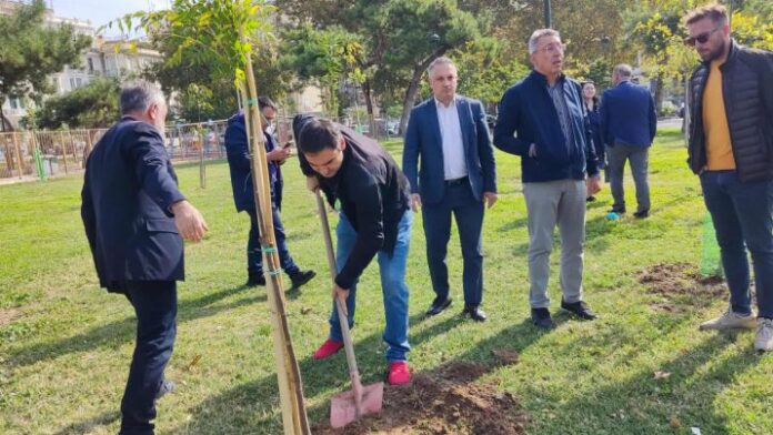 Δ.Θεσ/νίκης: Εκατό δέντρα που σηματοδοτούν τον αιώνα ζωής του ΕΕΘ φυτεύτηκαν στο κέντρο της πόλης