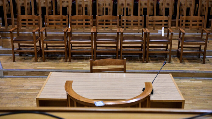 Κακουργηματική δίωξη και πλημμελήματα για τον διανομέα που επιτέθηκε με κατσαβίδι σε οδηγό στην Ιερά Οδό