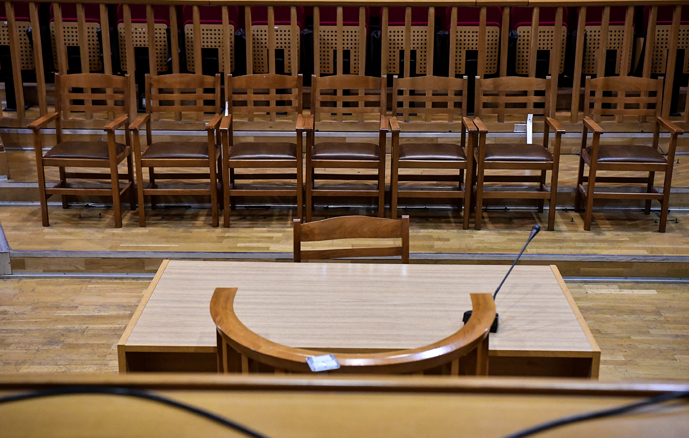 Κακουργηματική δίωξη και πλημμελήματα για τον διανομέα που επιτέθηκε με κατσαβίδι σε οδηγό στην Ιερά Οδό