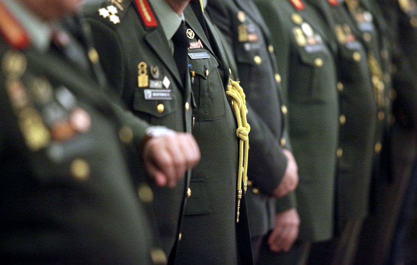 Εν ενεργεία και απόστρατοι αξιωματικοί διαδηλώνουν για τις μεταρρυθμίσεις στις Ένοπλες Δυνάμεις