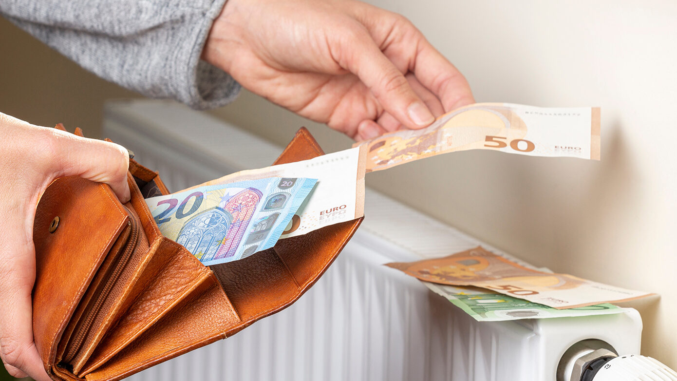 Ανοίγει ο δρόμος για αυξήσεις και επιδόματα άνω των 2,5 δισ. ευρώ από Νοέμβριο μέχρι Απρίλιο
