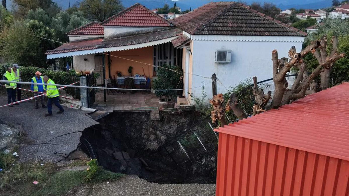 Αιτία της καθίζησης που δημιούργησε κρατήρα ανάμεσα σε οικίες στις Φυτείες Αιτωλοακαρνανίας