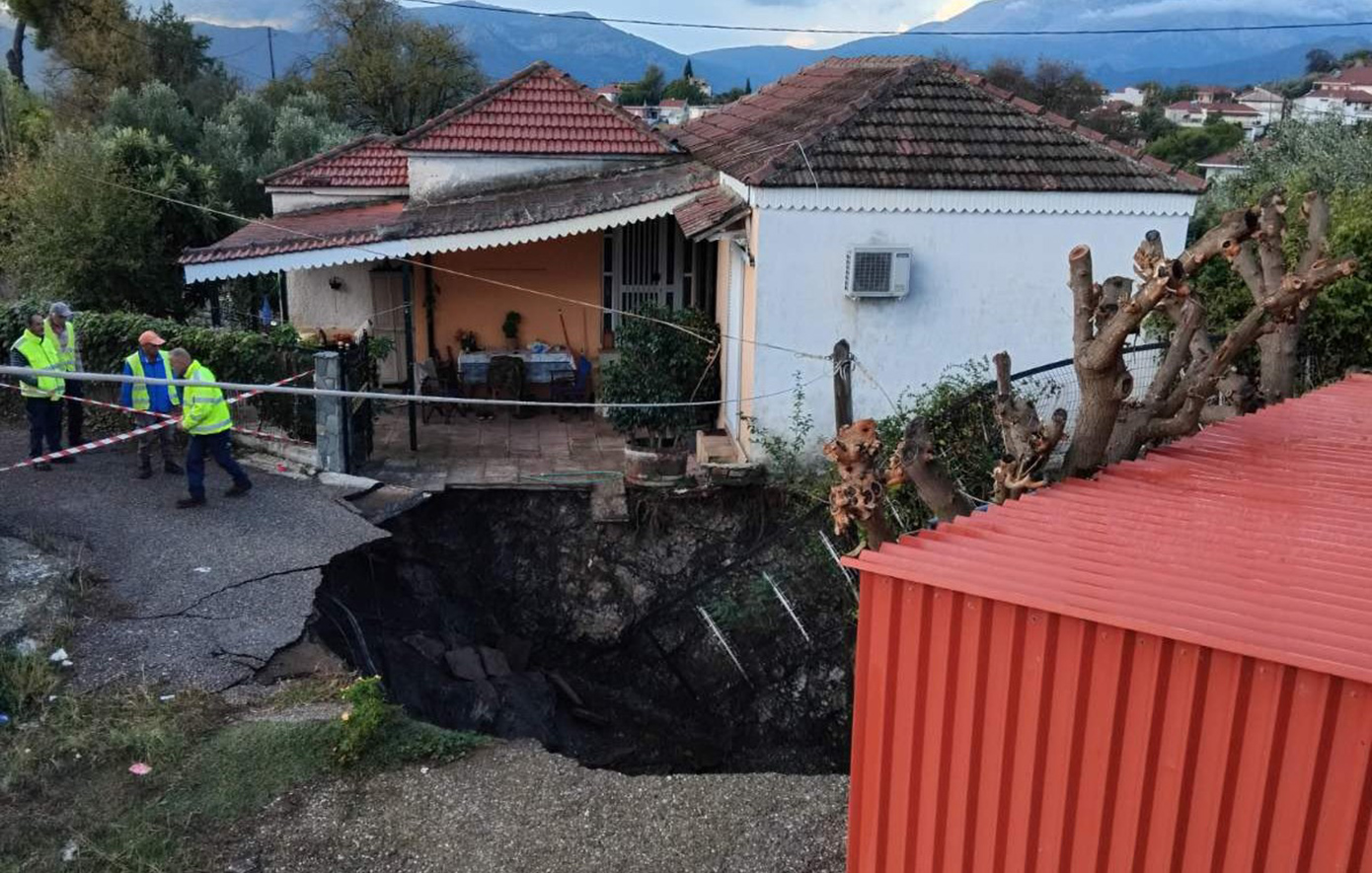 Αιτία της καθίζησης που δημιούργησε κρατήρα ανάμεσα σε οικίες στις Φυτείες Αιτωλοακαρνανίας