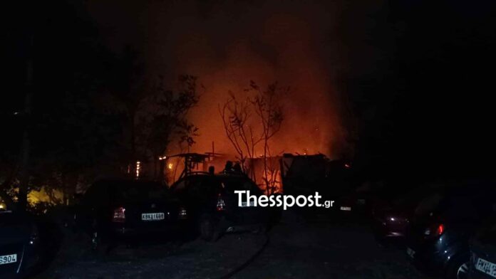 Συναγερμός στο κέντρο της Θεσσαλονίκης λόγω φωτιάς σε παλιό κτίριο – «Ομάδα ατόμων έριχνε πυροτεχνήματα»