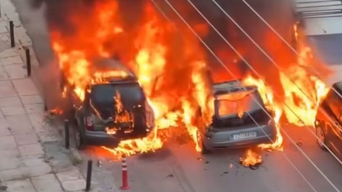 Τέσσερα οχήματα παραδόθηκαν στις φλόγες στον Άλιμο – Δείτε το βίντεο