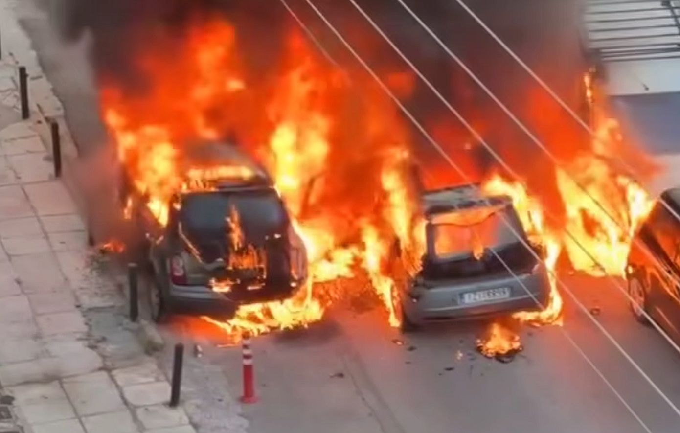 Τέσσερα οχήματα παραδόθηκαν στις φλόγες στον Άλιμο – Δείτε το βίντεο