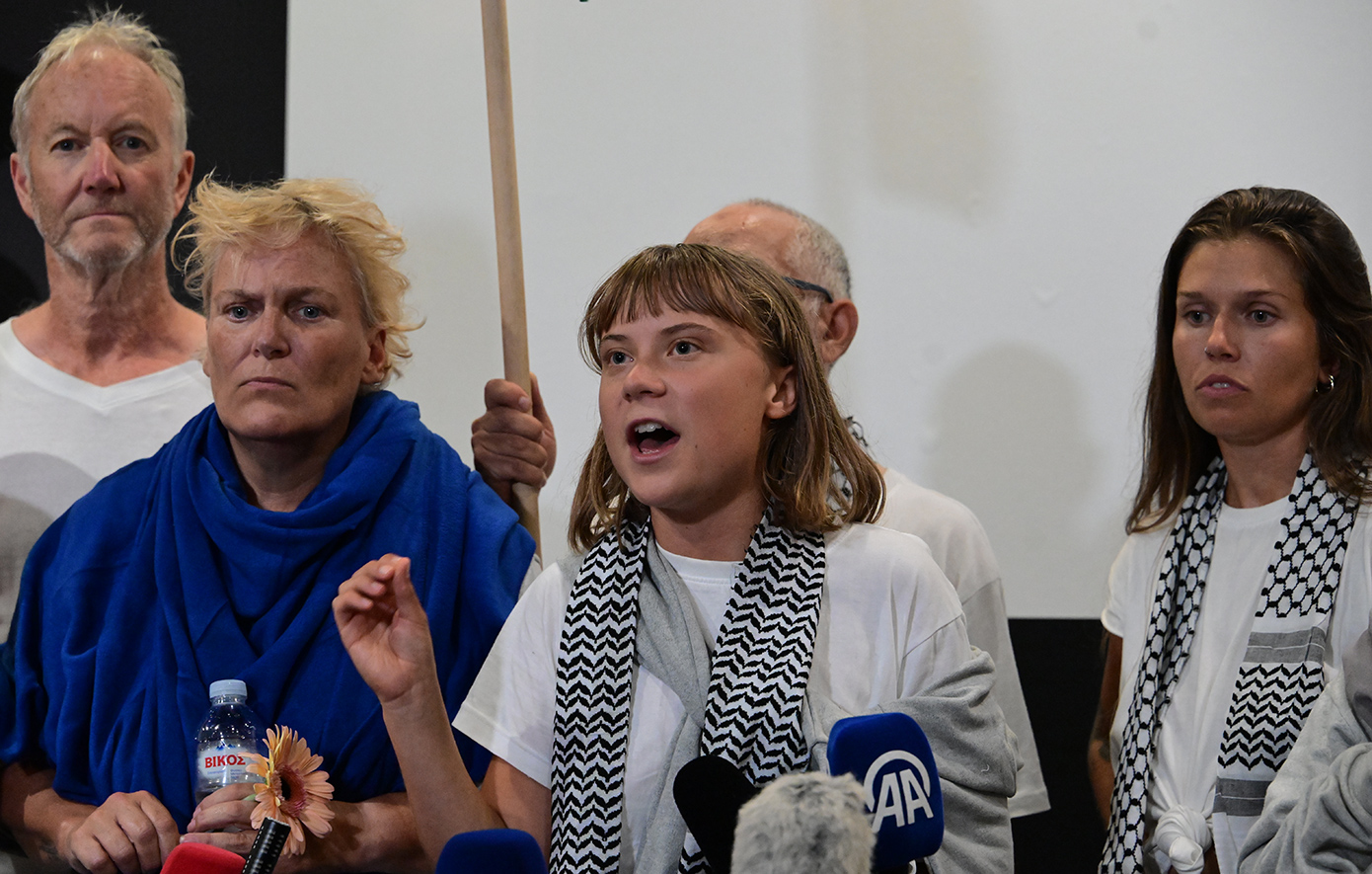 «Μια γενοκτονία εκτυλίσσεται μπροστά μας», ανέφερε η Γκρέτα Τούνμπεργκ φτάνοντας στην Αθήνα