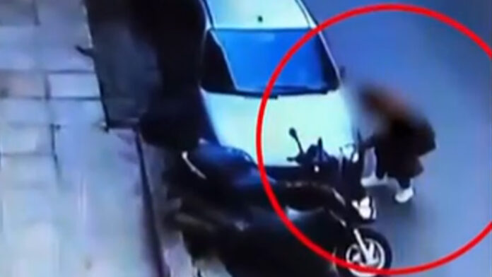 Ανησυχία για τη γυναίκα που σκάει λάστιχα αυτοκινήτων στο Παγκράτι