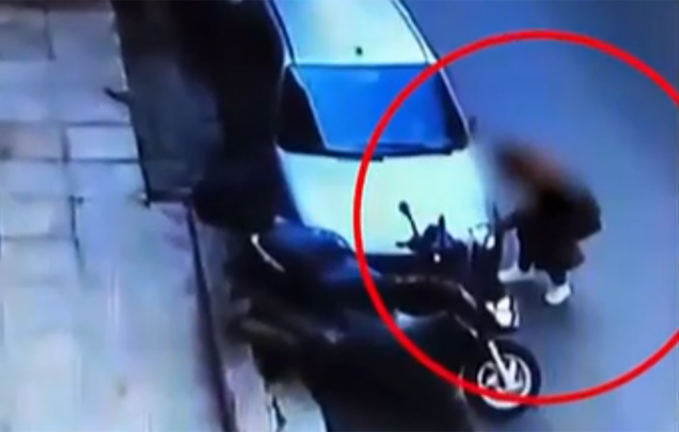 Ανησυχία για τη γυναίκα που σκάει λάστιχα αυτοκινήτων στο Παγκράτι