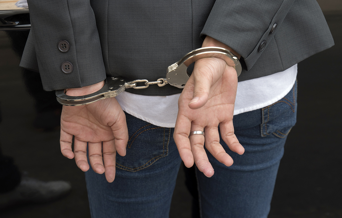 Θεσσαλονίκη: Συνελήφθη άνδρας επ’ αυτοφώρω να πετάει κλεμμένες τραπεζικές κάρτες