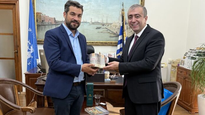 Ο Πρέσβης του Αζερμπαϊτζάν καταφθάνει στο Δημαρχείο Χανίων