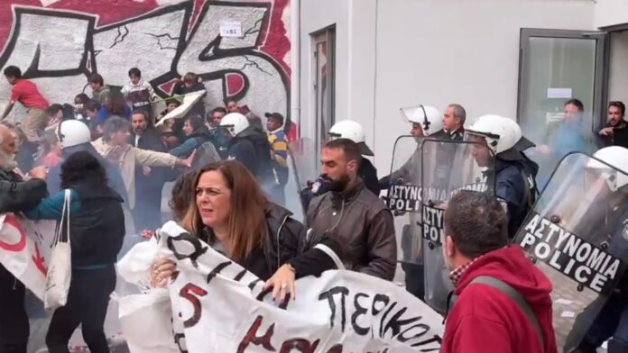 Επεισόδια με χημικά και κρότου λάμψης στην Πρωτοβάθμια Διεύθυνση Εκπαίδευσης στο Μεταξουργείο