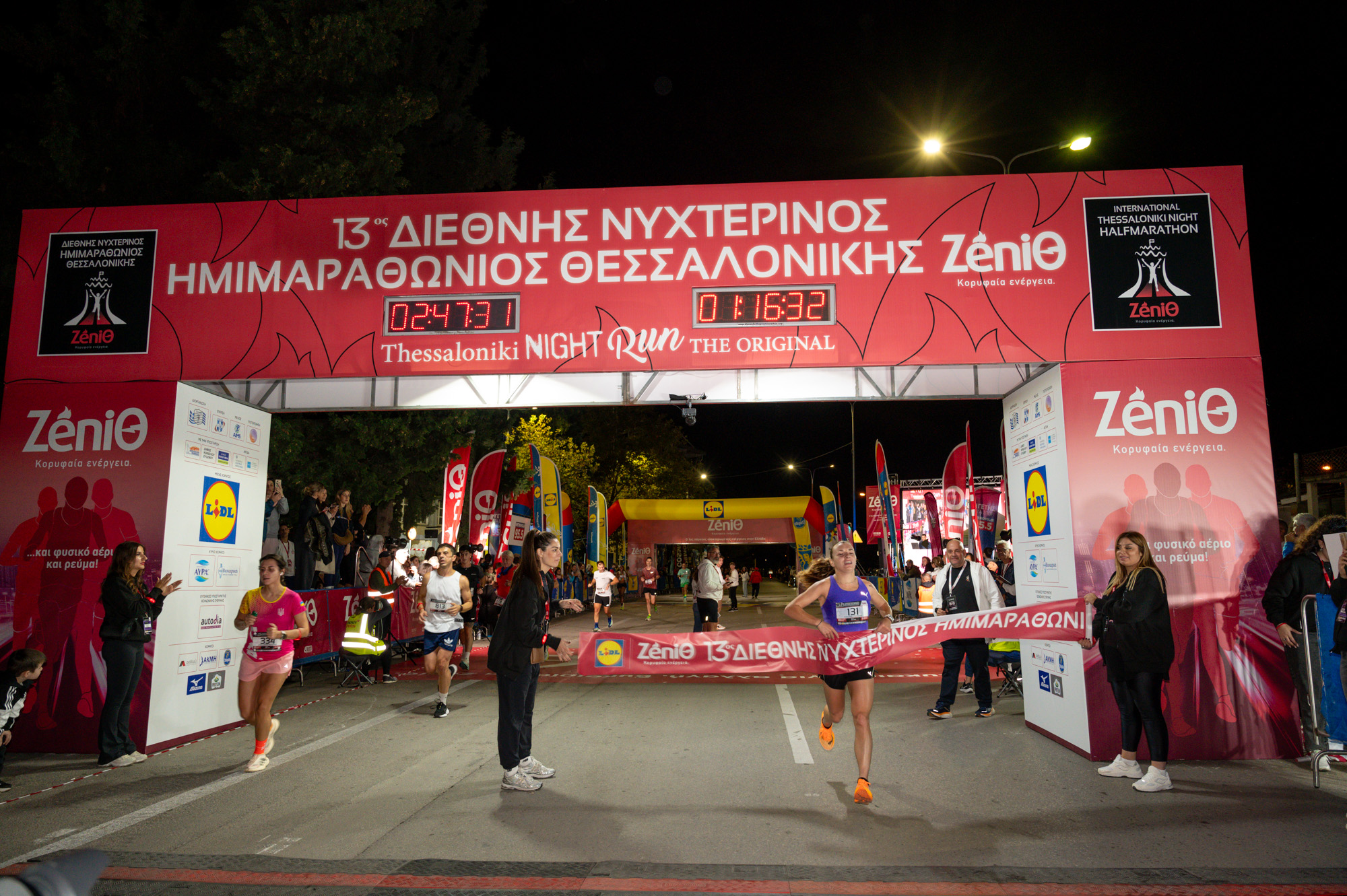 Μεγάλα ρεκόρ από κορυφαίους Έλληνες πρωταθλητές, χιλιάδες δρομείς και μοναδική γιορτινή ατμόσφαιρα στον 13ο Διεθνή Νυχτερινό Ημιμαραθώνιο Θεσσαλονίκης