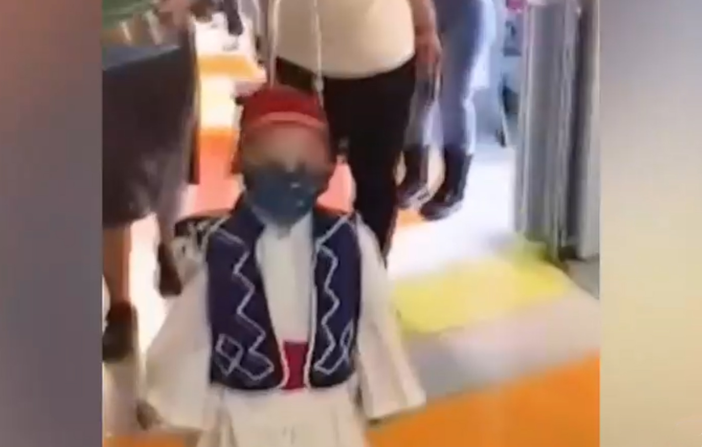 Συγκίνηση: Ο 5χρονος Γαβριήλ που πολεμά τον καρκίνο παρέλασε ως τσολιάς στο Ιπποκράτειο