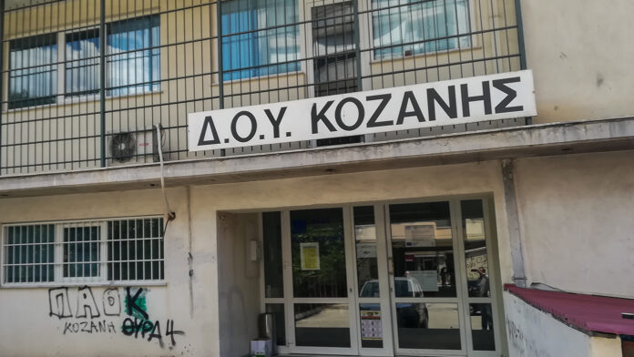 Επίθεση με τσεκούρι στην Εφορία Κοζάνης: «Είμαι τρελός, ο επόμενος είναι ο δεύτερος» – Συγκλονιστικές αφηγήσεις