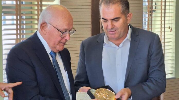 “Ο Κουβανός Πρέσβης επισκέπτεται το Δημαρχείο Καλαμάτας”