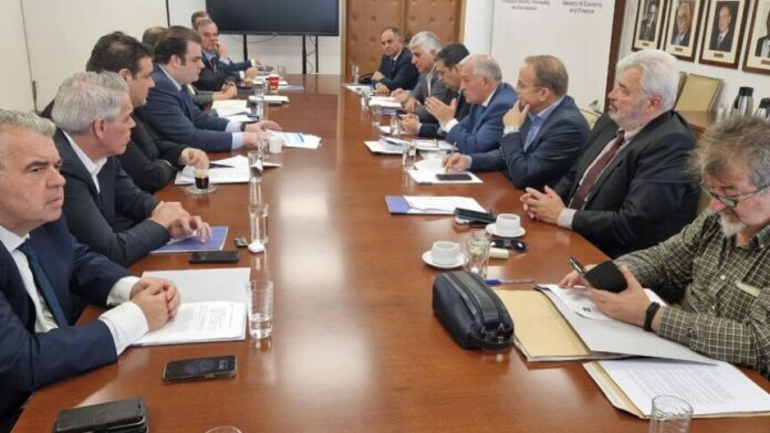 Χωρίς αποτέλεσμα η συνάντηση ΚΕΔΕ – Πιερρακάκη: Λεφτά για τους ΟΤΑ δεν περισσεύουν ….