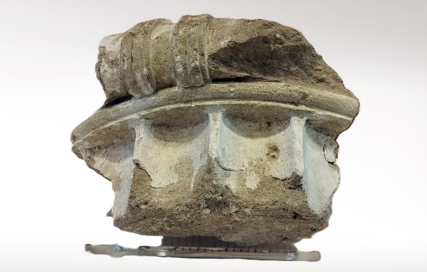 «Ποτέ δεν είναι αργά για το σωστό»: Γερμανίδα επέστρεψε ελληνικό κιονόκρανο 2.400 ετών μετά από 50 χρόνια