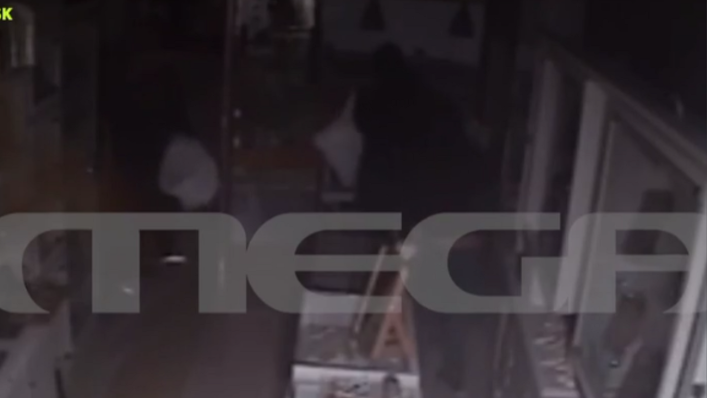 Βίντεο από ληστεία σε κοσμηματοπωλείο στην Αμαλιάδα – Μέσα σε ένα λεπτό άρπαξαν τα κοσμήματα