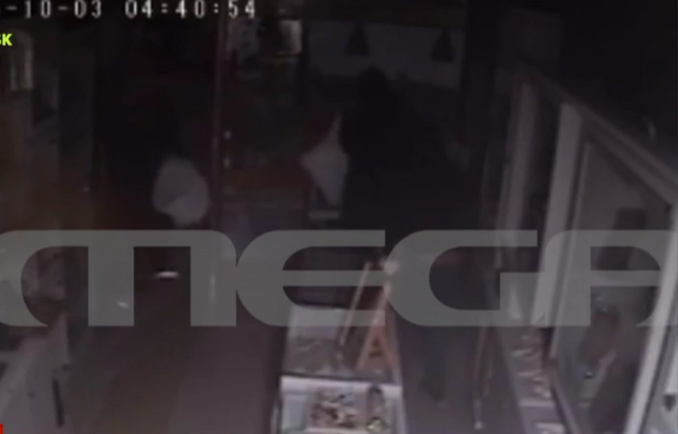 Βίντεο από ληστεία σε κοσμηματοπωλείο στην Αμαλιάδα – Μέσα σε ένα λεπτό άρπαξαν τα κοσμήματα