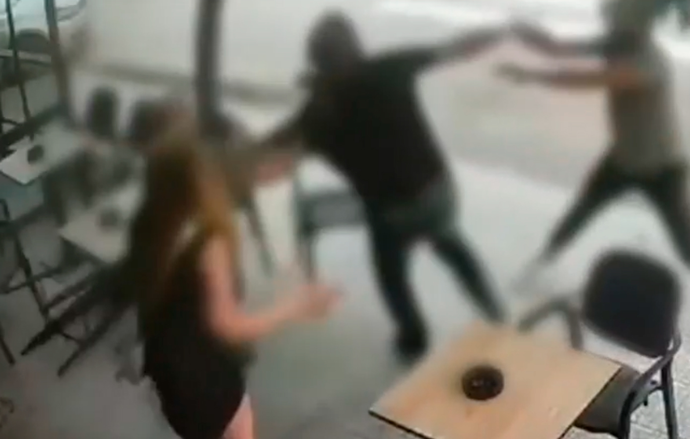 Συγκλονιστικό βίντεο με επίθεση σε 52χρονο έξω από μπαρ στο Ναύπλιο – Υπέκυψε μετά από μήνες νοσηλείας