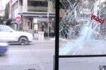 Άνδρας σε κατάσταση αμόκ έκανε τα Λαδάδικα λαμπόγυαλο – Πέταγε καρέκλες, σκαμπό και τραπέζια, σπάζοντας τζαμαρίες
