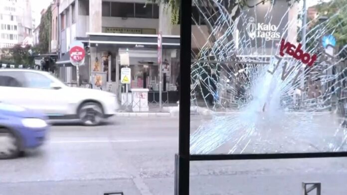 Άνδρας σε κατάσταση αμόκ έκανε τα Λαδάδικα λαμπόγυαλο – Πέταγε καρέκλες, σκαμπό και τραπέζια, σπάζοντας τζαμαρίες
