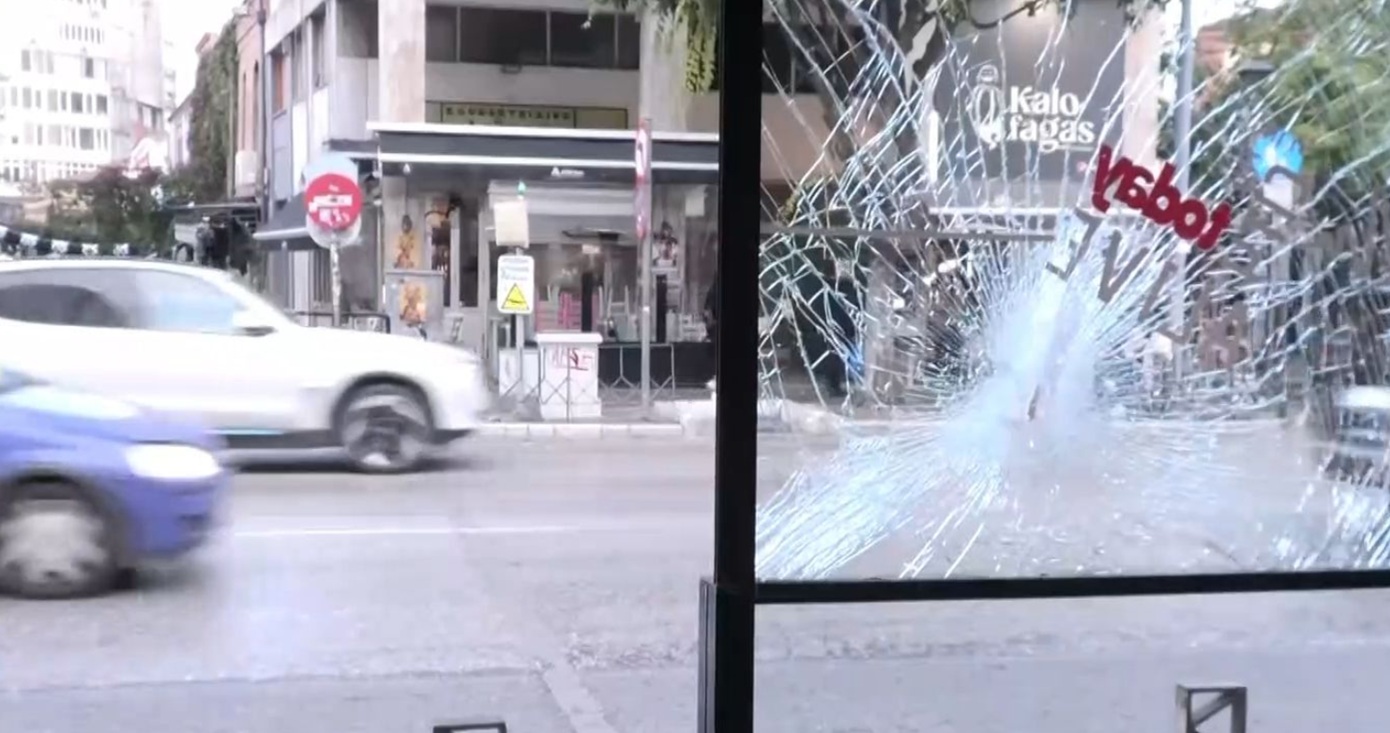 Άνδρας σε κατάσταση αμόκ έκανε τα Λαδάδικα λαμπόγυαλο – Πέταγε καρέκλες, σκαμπό και τραπέζια, σπάζοντας τζαμαρίες