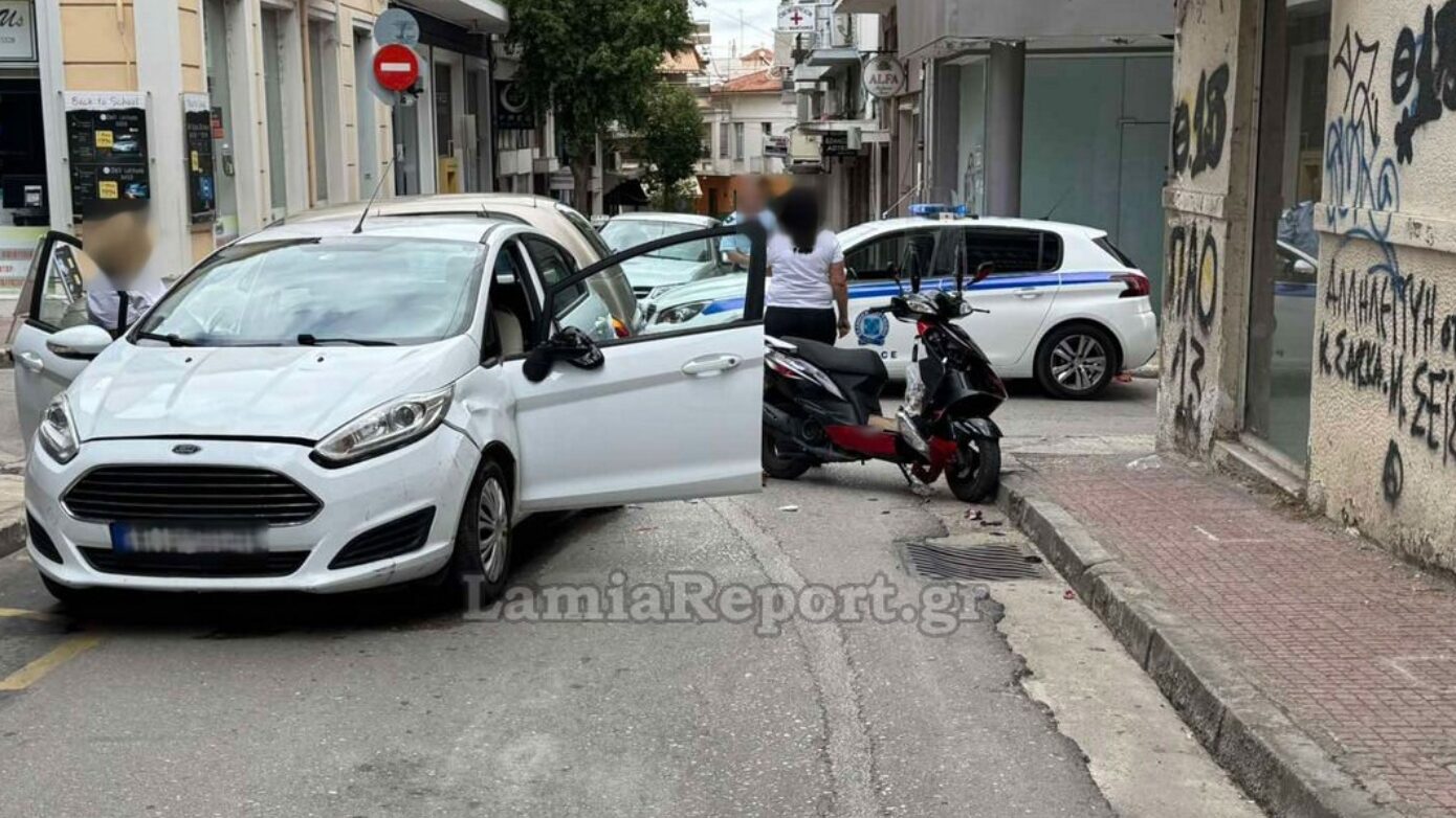Σύγκρουση στο κέντρο της Λαμίας – Μηχανάκι διανομέα χτυπά αυτοκίνητο
